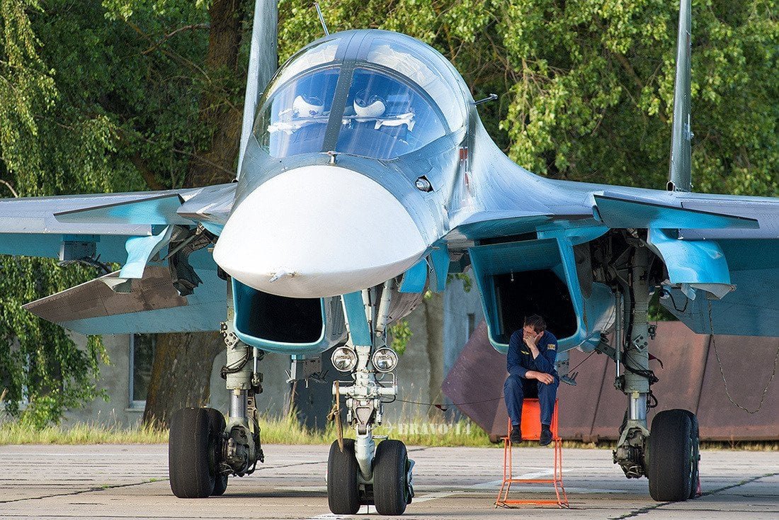LinkedChief's tweet photo. @kvstik1111 They're pretty deceiving likely because of how sleek they are combined with how little civilians see them in person.

There's a great picture I can't find of multiple mechanics sitting in the exhaust nozzle of a fighter to really demonstrate the size of them https://t.co/vaT4mVFnQp