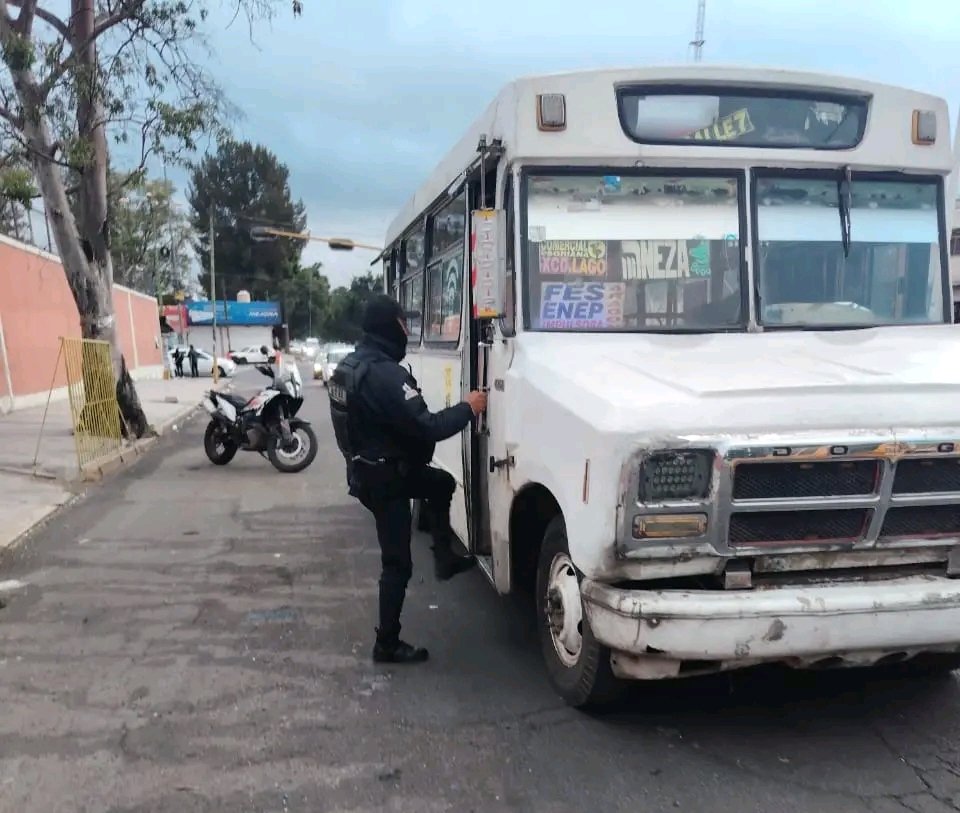 seguridadneza's tweet photo. 🚔🚌 #TransporteMásSeguro |

En #Neza continuamos realizando controles preventivos aleatorios en unidades del transporte público, con el objetivo de prevenir situaciones de riesgo y fortalecer la seguridad de pasajeras, pasajeros y operadores.

💙#PorAmorANeza #Prevención https://t.co/OKsaJBgQGL
