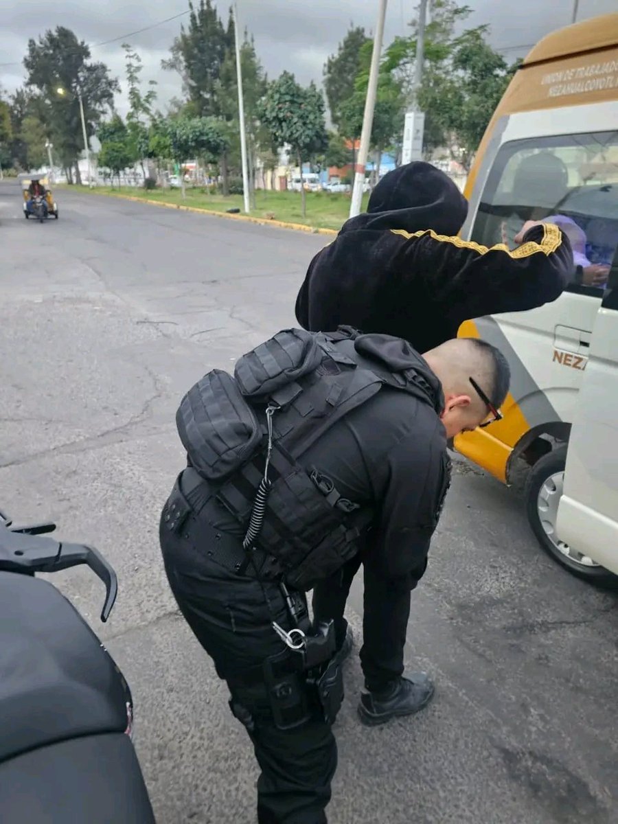 seguridadneza's tweet photo. 🚔🚌 #TransporteMásSeguro |

En #Neza continuamos realizando controles preventivos aleatorios en unidades del transporte público, con el objetivo de prevenir situaciones de riesgo y fortalecer la seguridad de pasajeras, pasajeros y operadores.

💙#PorAmorANeza #Prevención https://t.co/OKsaJBgQGL