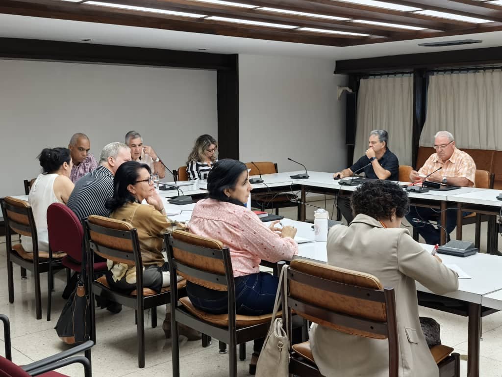 EdMartDiaz's tweet photo. 🧵En el encuentro que sostuvimos con los organismos formadores, analizamos la marcha del curso escolar y las limitaciones que se están presentando derivado de la compleja situación que vivimos, motivado por las medidas de asfixia económica del gobierno de los EEUU. #CubaSoberana https://t.co/hPi644dSRr