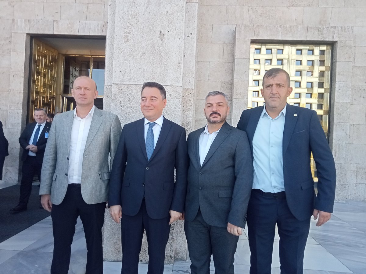 Yaartos41121435's tweet photo. Staj Ve Çıraklık mağduriyetinin çözüm aşamasında her daim bizi Meclis çatısı altında dillendirilen Yeni Yol Grup toplantısı sonrası konuşma fırsatıda bulduğum Deva Partisi Genel Başkanı Sayın Ali Babacan'a davamıza verdiği destekten dolayı teşekkür ederim. 
@devapartisi 
@alibabacan 
@elifesendeva 
@sadullahkisacik 

#Beşiktaş 
#BJKvCP #HalefKöklerinÇağrısı #GüneşinDoğduğuYer
İşletmedeDayak MeclisdeRet
#StajyerçırakSandıktaOlacak