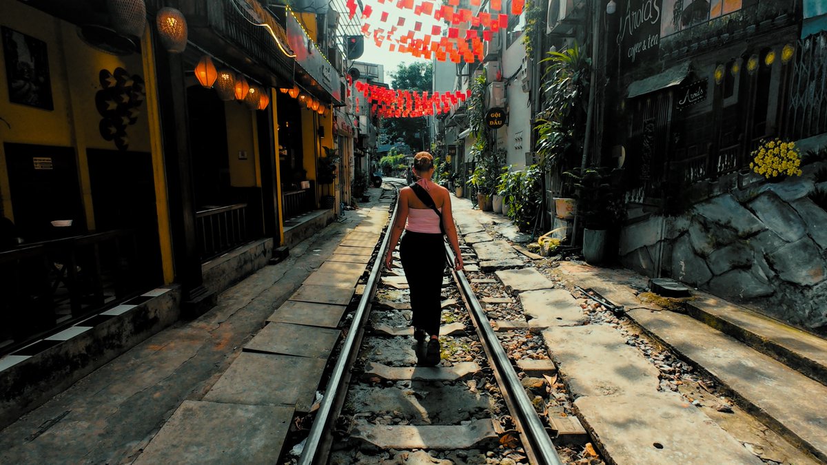 kobeB10's tweet photo. Embraced tourist mode in Hanoi: Train Street coffee, the serene Temple of Literature, and a legendary egg coffee at Café Giảng. One day, three classics, and proof that popular spots earn their reputation. https://t.co/538g23Zm0j