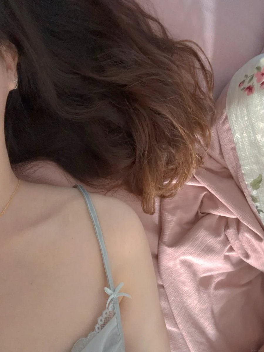Victoria900703's tweet photo. A few pages of a good book before turning off the lights. 📖
#ReadingTime #BedtimeRoutine https://t.co/gkLbhAvUvZ