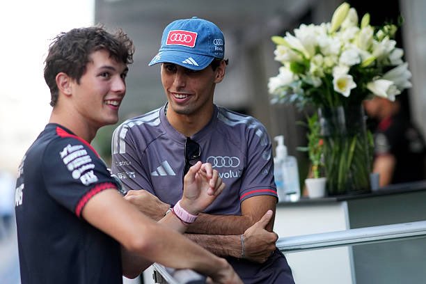 PortalBortoleto's tweet photo. 📸 | Bortoleto e Bearman não sabendo o que é espaço pessoal quando estão juntos ✨ https://t.co/r4oLdpetsF