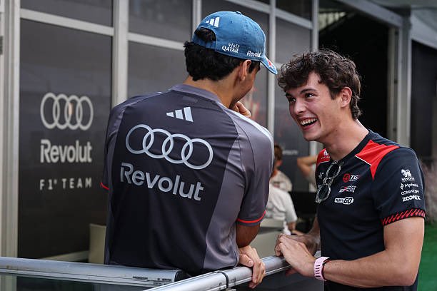 PortalBortoleto's tweet photo. 📸 | Bortoleto e Bearman não sabendo o que é espaço pessoal quando estão juntos ✨ https://t.co/r4oLdpetsF