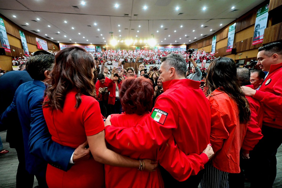 alitomorenoc's tweet photo. Alejandra es una priista de una sola pieza, de carácter firme y con una vida dedicada a defender las causas de la gente. Son 47 años de militancia, caminando de la mano del PRI, organizando a los comerciantes y dando voz a miles de familias trabajadoras de la Ciudad de México.

La defensa del derecho al trabajo, el respaldo a los comerciantes y la búsqueda de mejores oportunidades para las familias son causas que Alejandra ha acompañado durante décadas y que forman parte del compromiso social de nuestro partido. ¡Muchas felicidades, querida Alejandra!