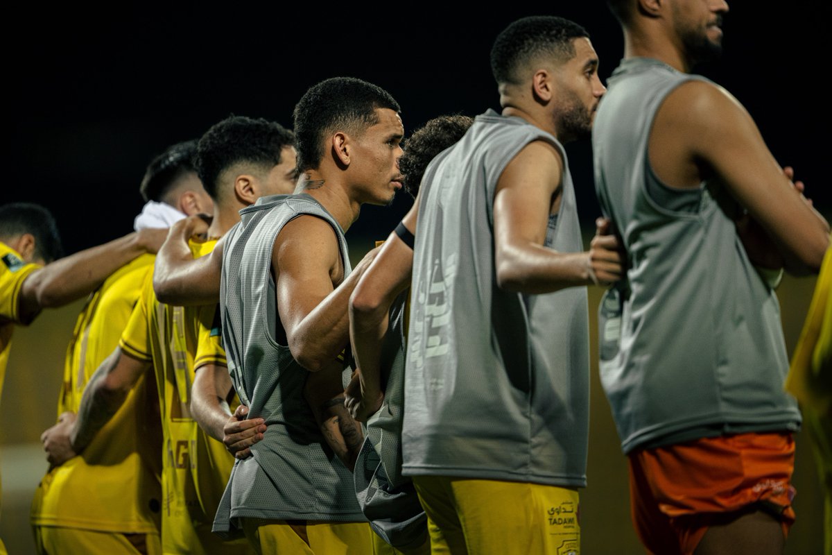 AlWaslSC's tweet photo. Stronger Together 💛

🏆 #كأس_رئيس_الدولة
🟡 #ALWASL | #الوصل https://t.co/76OMrkaRiB
