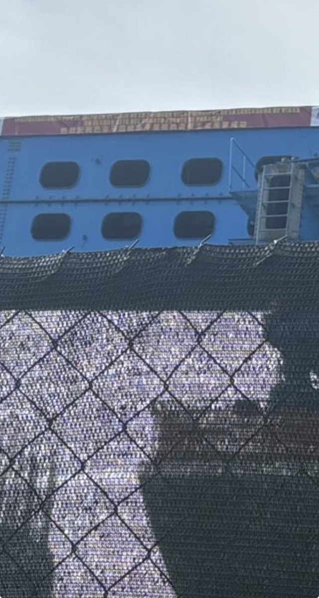 AlvaroAlvaradoC's tweet photo. Cuarto Puente sobre el Canal. Esta empresa hace lo que le da la gana. Nadie le pone el cascabel al gato.
Miren el letrero en chino, en un área que fue de lucha para la reversión del Canal de Panamá a manos panameñas.
Esto que ven es el Izaje de la viga principal de unas vigas del cuarto puente en el área de Balboa.