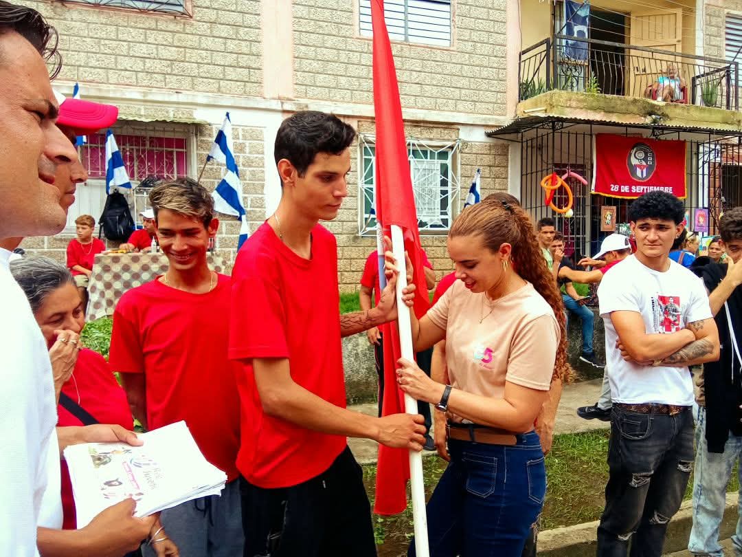 MiguePife1992's tweet photo. Con la presencia de Meyvis Estévez Primera Secretaria de la #UJCdeCuba , vivimos una mañana cargada de emociones con la activación de la #RedJuvenilComunitaria y #MiBarrioPorLaPatria en el Consejo Popular 18 de nuestra ciudad. 
#LaTallaEsHacer
#PorLasTunasLaVictoria https://t.co/QN5g4b2mZm