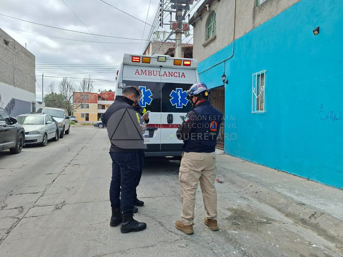 PoderCiudadanoo's tweet photo. #EnBocaDeTodos: ⚡🚨 ¡Recibe fuerte descarga eléctrica mientras trabajaba en la azotea de una vivienda en El Tintero, Querétaro! Protección Civil y cuerpos de emergencia acudieron a auxiliarlo; tras recibir primeros auxilios, fue trasladado a un hospital para recibir atención médica 🚑🏥
⤵
https://t.co/5PF7HoFXym
Únete a nuestro canal 👉 https://t.co/dQK26JQUNx
📌 ¿Tienes una denuncia? Escríbenos al 446 144 4405