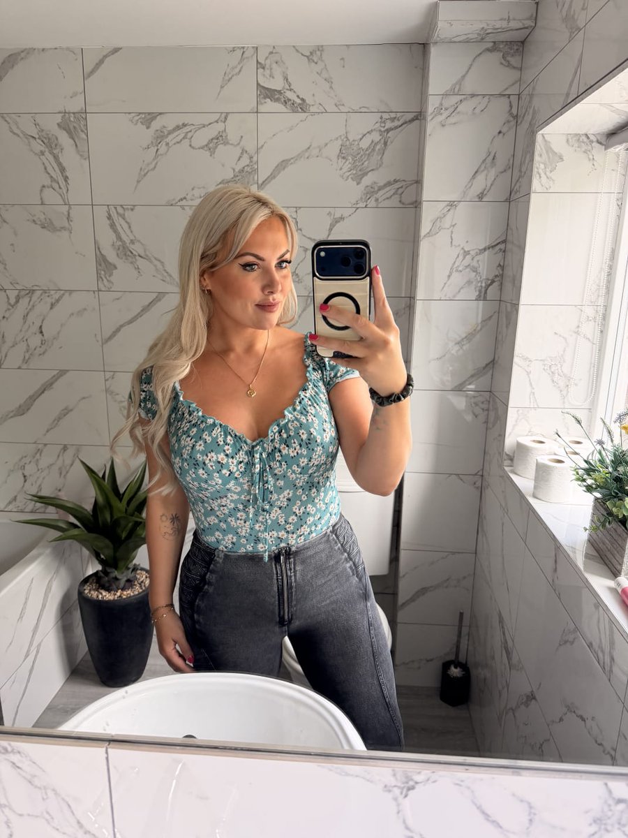 ameliaworldd's tweet photo. if i asked you to kiss me on the lips, what would u d https://t.co/M6u2Ehh4r2