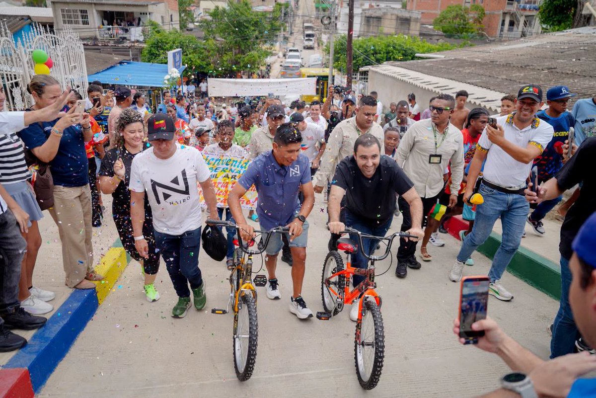 FNDCol's tweet photo. ¡El barrio La María en Cartagena estrena vía! 🛣️ El gobernador, @YamilHAranaP , recorrió la obra junto al campeón @NairoQuinCo 🚴🏼‍♂️.

Esta entrega transforma la movilidad y mejora el acceso a las viviendas con:
✅ 52 metros lineales de vía pavimentada.
✅ 186 m² de escaleras
#TodosSomosRegión