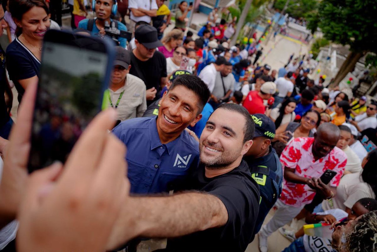 FNDCol's tweet photo. ¡El barrio La María en Cartagena estrena vía! 🛣️ El gobernador, @YamilHAranaP , recorrió la obra junto al campeón @NairoQuinCo 🚴🏼‍♂️.

Esta entrega transforma la movilidad y mejora el acceso a las viviendas con:
✅ 52 metros lineales de vía pavimentada.
✅ 186 m² de escaleras
#TodosSomosRegión