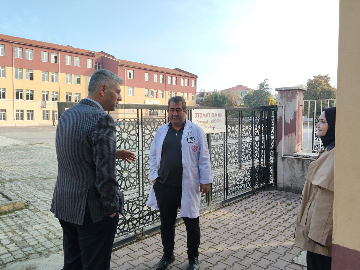 AlacaMem's tweet photo. İlçe Milli Eğitim Müdürümüz Emrullah ŞAHİN İlçemiz Alaca Mesleki ve Teknik Anadolu Lisesini ziyaret ederek Okul Güvenlik Tedbirleri konusunda Bahçe görevlisini ve nöbetçi öğrencilerimize bilgilendirmelerde bulundu. 

@tcmeb
@Yusuf__Tekin
@Corum19MEM
@CemilCaglar60
@emirsahin6133 https://t.co/WVatZcATyb