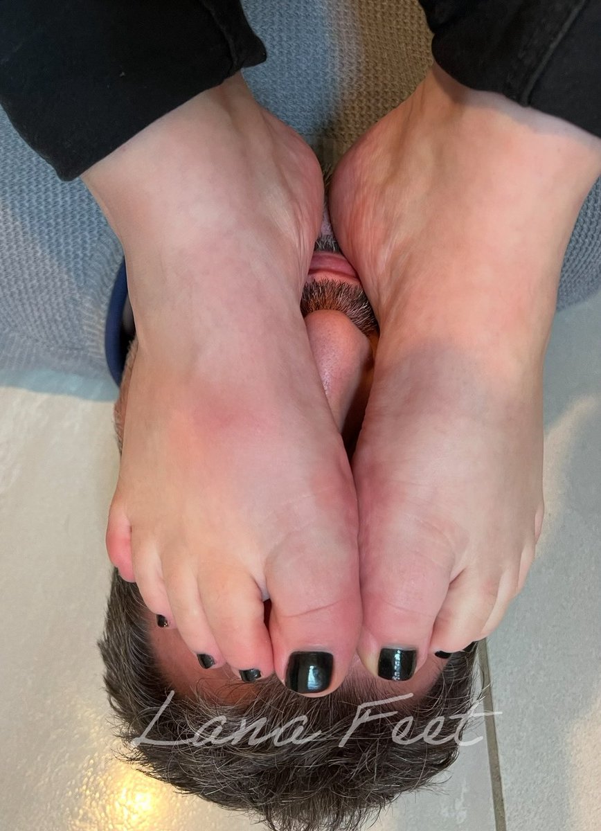 LanaFeetDom's tweet photo. C’est votre sort à vous tous les soumis : être sous mes pieds https://t.co/BX0wXvWyv8