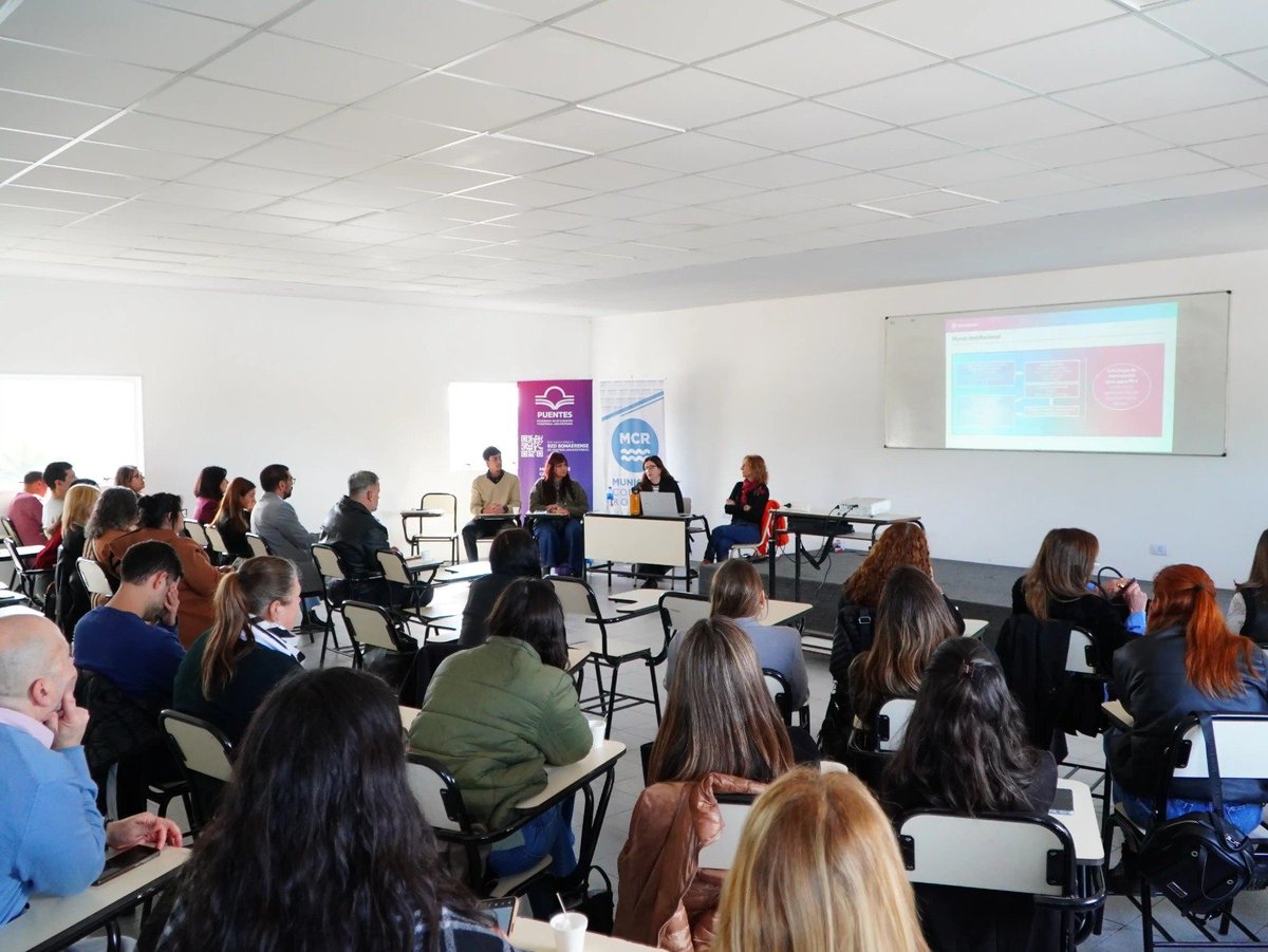 OrgNinezBA's tweet photo. @MinDesarrolloBA @andreacaceres81 📌 En Coronel Rosales, el primer encuentro de la Mesa Multiagencial contó con la presencia del intendente @rodrigo_arist Este distrito está realizando el diagnóstico sobre la situación de jóvenes en conflicto con la ley o en riesgo de estarlo. https://t.co/Pvpk5acuhZ