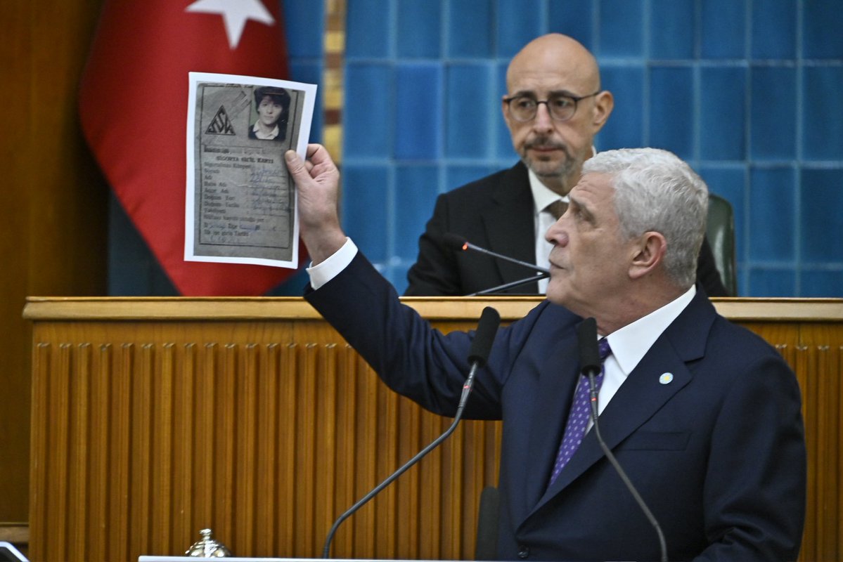 Yaartos41121435's tweet photo. İyi parti grup toplantısı sonrasında Basına demeç verme esnasında İyi Parti Genel Başkanı Sayın Musavat Dervişoğluna Staj Ve Çıraklık mağduriyetini TBMM çatısı altında çözüm aşamasında dillendirdiği ve her daim destek olduğundan dolayı teşekkür ettik. Kendiside basının önünde tekrardan Staj Ve Çıraklık mağduriyetine vurgu yaparken çözüme kavuşma noktasında desteklerini yinelediler. 
İYİ Parti Bursa Milletvekili Sayın Selçuk Türkoğlu’na Teşekkürlerimizi Sunuyoruz! 📢

@YS_Turkoglu
@MDervisogluTR
@iyiparti 
@iyipartitbmm 

#Beşiktaş 
#BJKvCP #HalefKöklerinÇağrısı #GüneşinDoğduğuYer
İşletmedeDayak MeclisdeRet
#StajyerçırakSandıktaOlacak