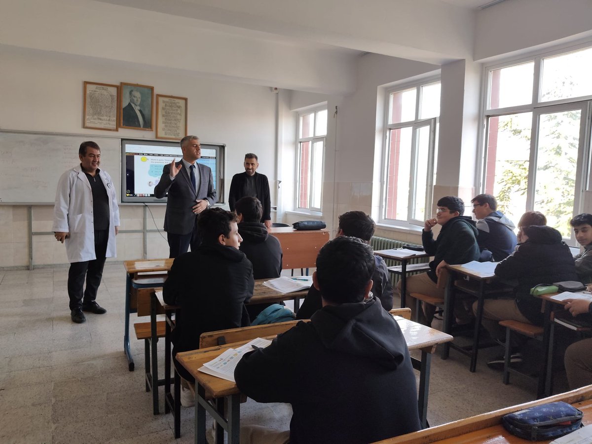 AlacaMem's tweet photo. İlçe Milli Eğitim Müdürümüz Emrullah ŞAHİN İlçemiz Alaca Mesleki ve Teknik Anadolu Lisesini ziyaret ederek 9. sınıfa başlayan öğrencilerimizle sohbet ederek 2026-2027 Eğitim Öğretim Yılında başarılar diledi.

@tcmeb
@Yusuf__Tekin
@Corum19MEM
@CemilCaglar60
@emirsahin6133 https://t.co/pFKDyg31CG