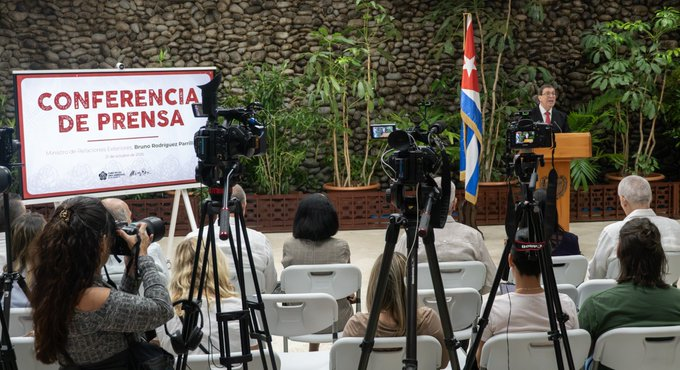 EmbaCubaArg's tweet photo. 🇨🇺 | Transcripción íntegra de la conferencia de prensa ofrecida ayer, en La Habana, por el ministro de Relaciones Exteriores de la República de #Cuba, Bruno Rodríguez Parrilla, @BrunoRguezP, ante medios de prensa nacionales y extranjeros.

https://t.co/dBk8taaN6L https://t.co/nVrY2HZFmF
