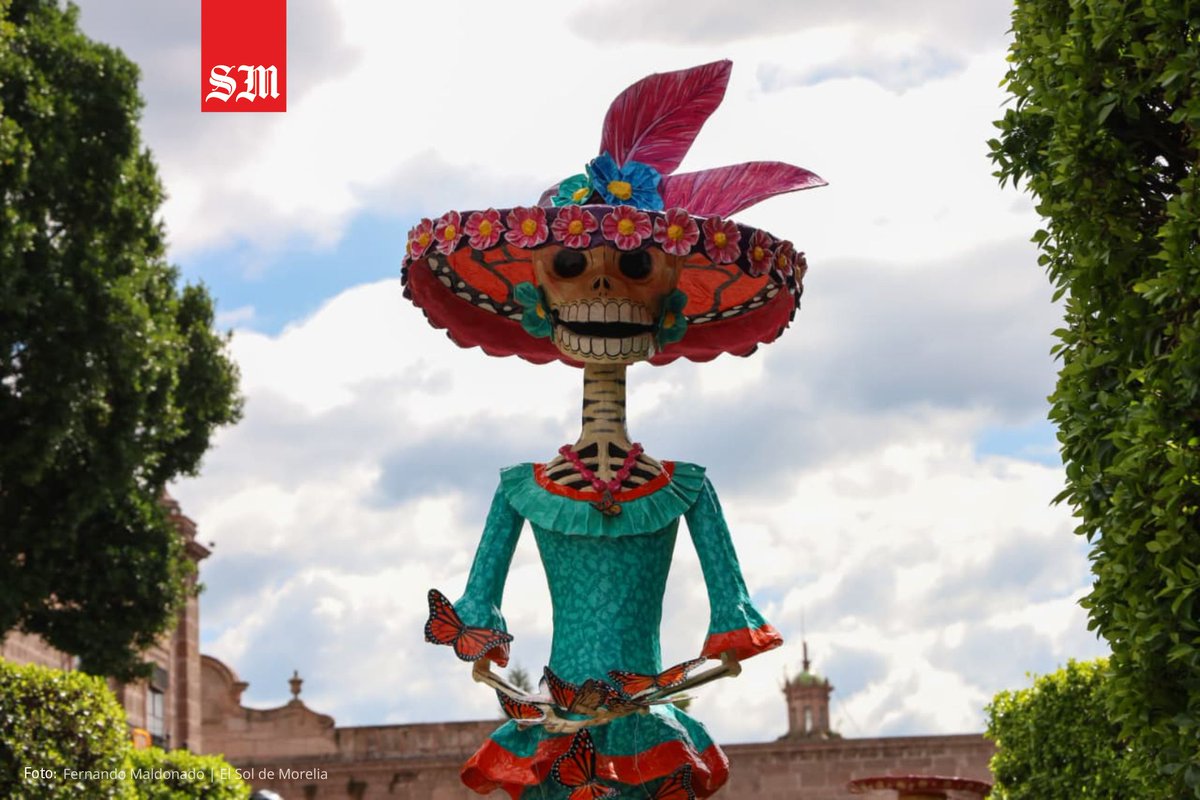 soldemorelia's tweet photo. 💀🎩 Catrinas y catrines gigantes ya decoran la plaza Benito Juárez, en el Centro Histórico de Morelia, como parte de los preparativos para la tradicional Noche de Muertos https://t.co/Fl7jsQI6YE