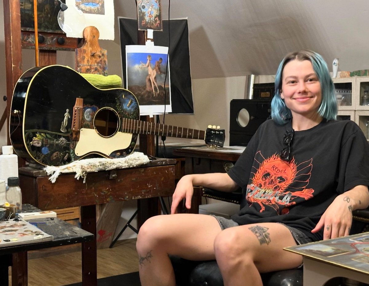 boygeniussource's tweet photo. Phoebe Bridgers in John Griswold’s studio, the artist who designed her guitars 🖤 https://t.co/pVO6vqTVhl