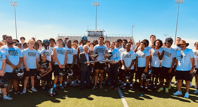 Football_Steele's tweet photo. Congratulations to Eli Johnson on being selected as the Built Ford Tough 6A Player of the Week!⚔️⚔️⚔️

A special thank you to the representatives from Jordan Ford for presenting Eli with this well-deserved award!

#GOLD https://t.co/tUlEaUhc5T