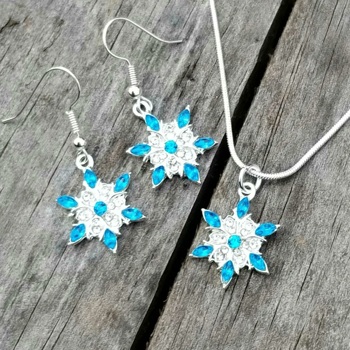 TrendingNowGift's tweet photo. Sterling Silver Crystal Snowflake Earrings #Christmas #Christmasearrings #snowflake #snowflakes #Christmasjewelry #ChristmasGiftIdeas #snowflakeearrings #Holidays #holidayseason #handmadejewelry #giftideas #Giftsforher #etsy
 https://t.co/q54ijvSKJu via @Etsy https://t.co/bOYG7ScdAJ