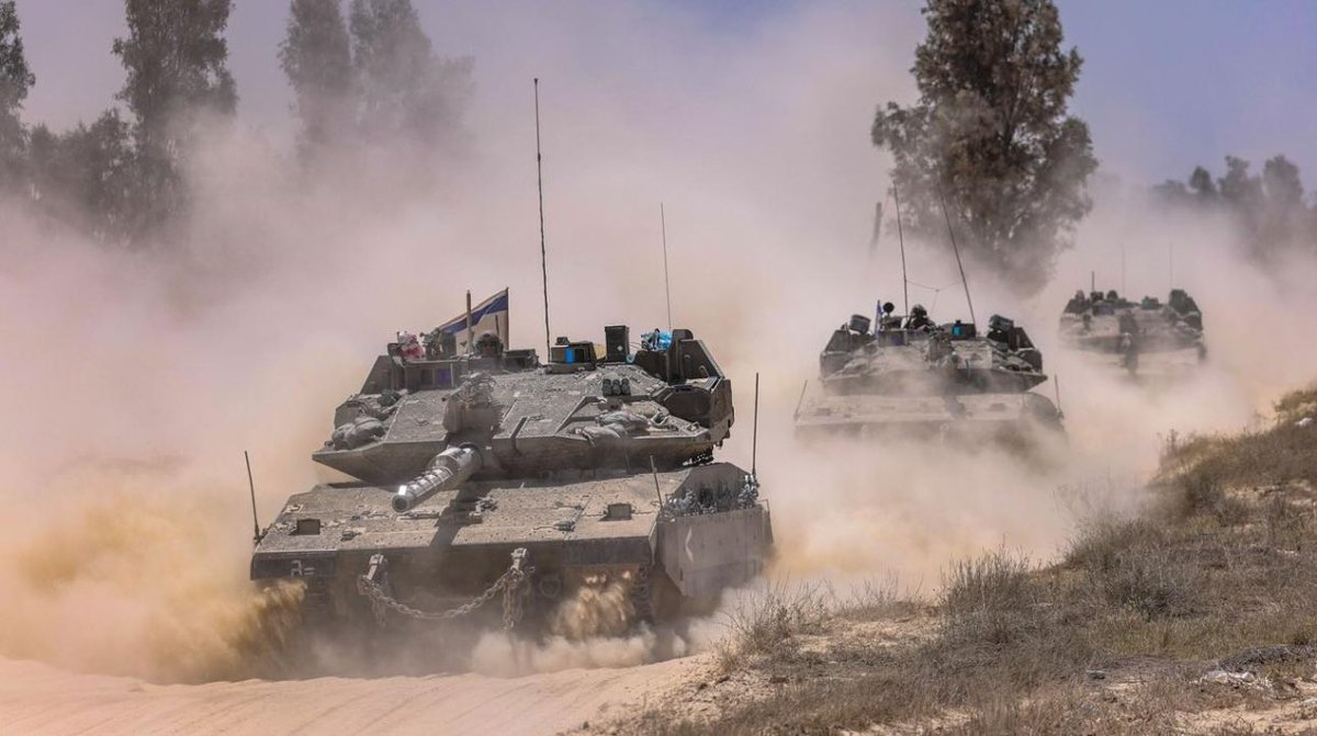 plexaleOK's tweet photo. 🪖🇮🇱 Las FDI reactivan una brigada blindada y avanzan en la modernización de sus capacidades militares

Las Fuerzas de Defensa de Israel reactivarán la 500.ª Brigada Blindada, disuelta en 2003, bajo el mando del teniente coronel Ron Saig, quien será ascendido a coronel.

Paralelamente, establecerán dos nuevas unidades estratégicas:

División Espacial: responsable del desarrollo tecnológico, entrenamiento y operaciones militares espaciales.

División de Robótica: integrada al Comando de Profundidad, incorporará sistemas robóticos avanzados a las operaciones militares.