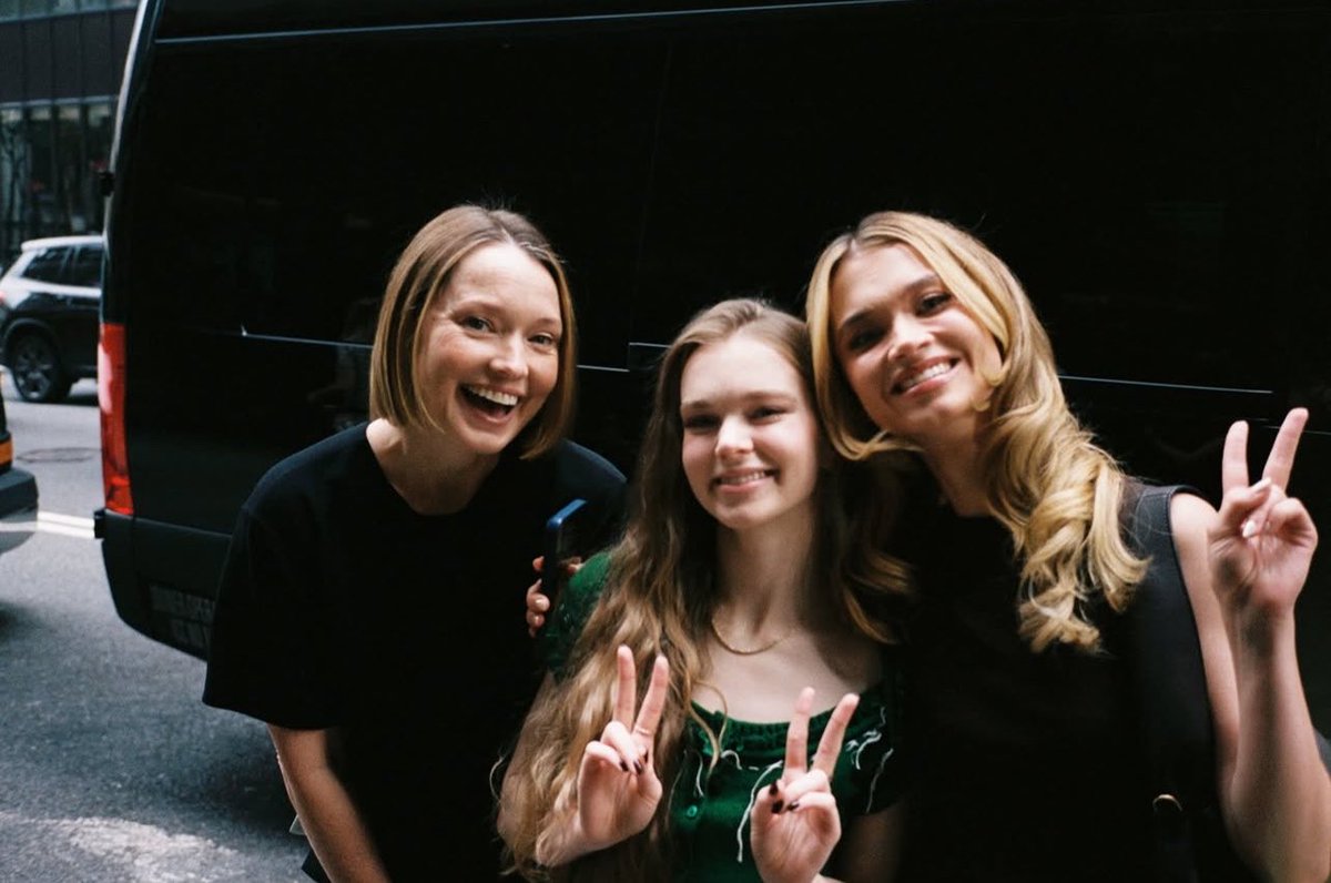 cinemetary's tweet photo. that’s family awwwww https://t.co/QXVLDopjhw