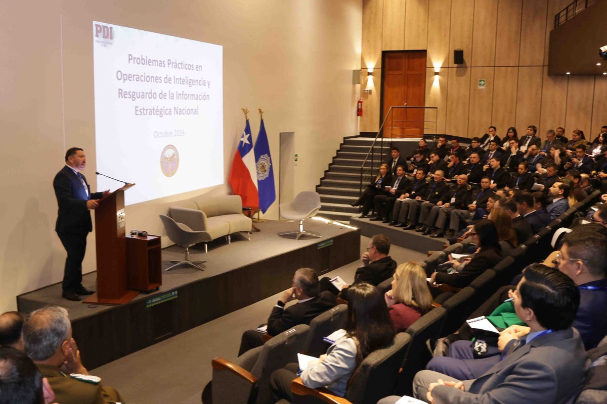 PDI_CHILE's tweet photo. 🔵PDI organizó el primer Seminario Interinstitucional de las Fuerzas Armadas y de Orden y Seguridad Pública
👉Con la participación del Director General Eduardo Cerna Lozano, la PDI realizó el primer Seminario Interinstitucional de las Fuerzas Armadas y de Orden y Seguridad Pública, que reunió a representantes de distintas instituciones para compartir experiencias y analizar desafíos jurídicos, procedimientos ante denuncias y medidas de prevención del acoso laboral y sexual.