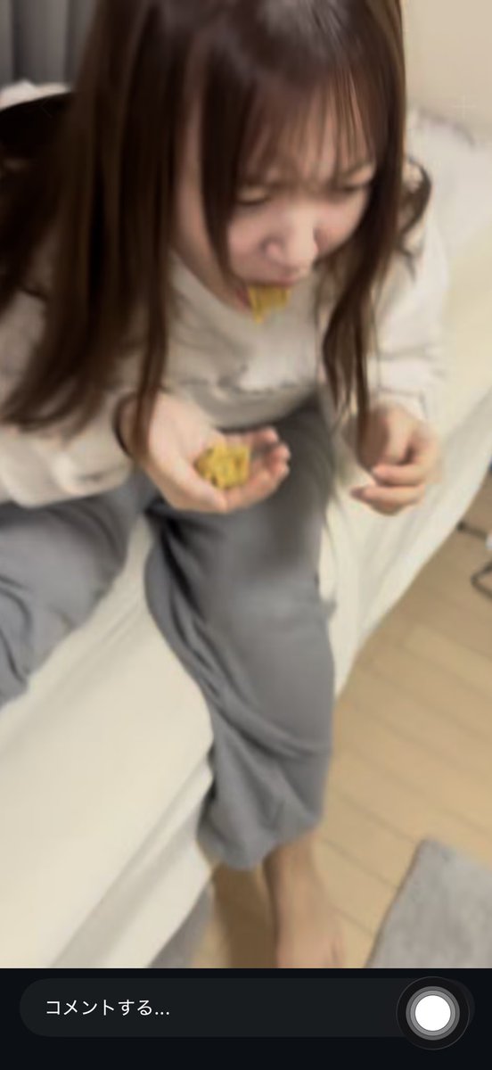 yf4lMcEmJJjvN61's tweet photo. あやの親友にドッキリかけられて体張ってんなあー笑
口の中に大量に辛子入れられて吐き出しててきた��ー笑
鼻の穴も見えててブスすぎるから吐いた辛子は勿体無いから顔面に塗ってあげたいねー笑 https://t.co/tKPI2cfi9r
