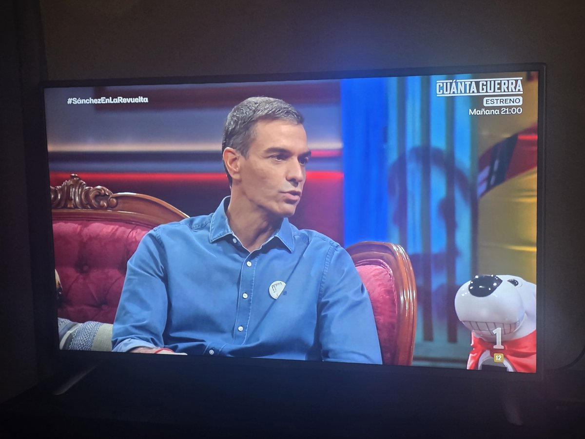 luisbeltri's tweet photo. Enchufado a la @rtve viendo la entrevista a @sanchezcastejon en @LaRevuelta_TVE.

Imagino que el Frente Amplio, el @ppopular y @vox_es mandaran sus representantes... en dos casos, espero sentado https://t.co/mtCq37cX95