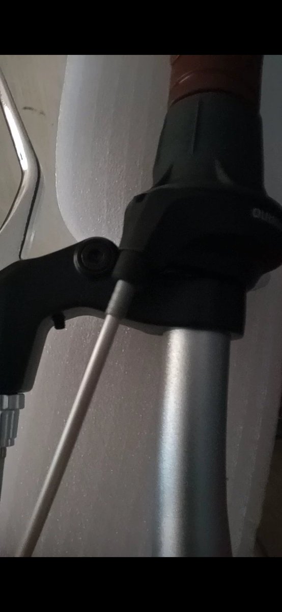 KaylaS25242's tweet photo. Quand tu reçois ton🚲"neuf"🤔avec la manette de vitesse montée à l'envers🥴😶😳😂Et l'attache de la potence avec des pets(ça se sent bien au toucher🤧). J'attend de voir si on va trouver un accord https://t.co/NfxoKVLwIr