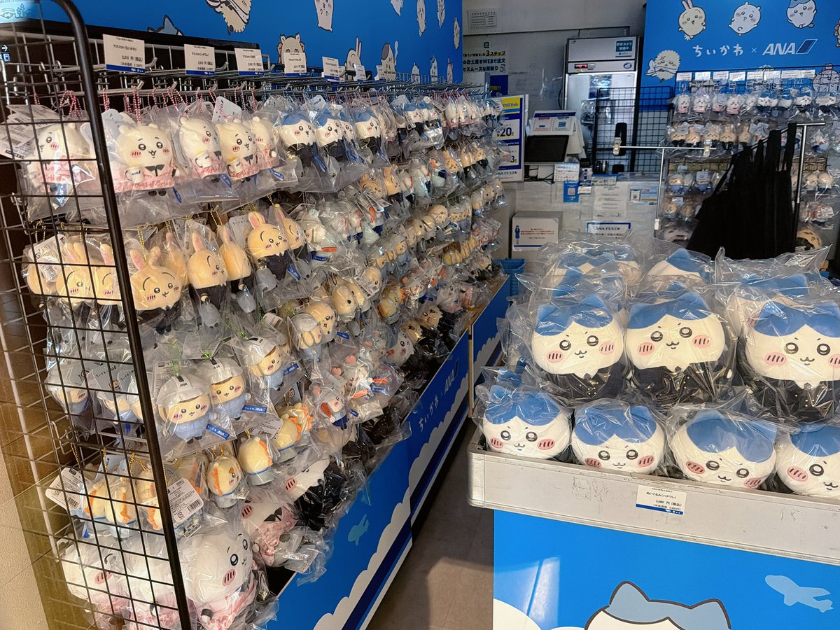 2653IT1's tweet photo. 【羽田空港】羽田B1フロアギフト店
ANA×ちいかわコラボ

10月23日(金)10時より発売開始です！
（要入店予約） https://t.co/h49OudMVOX
