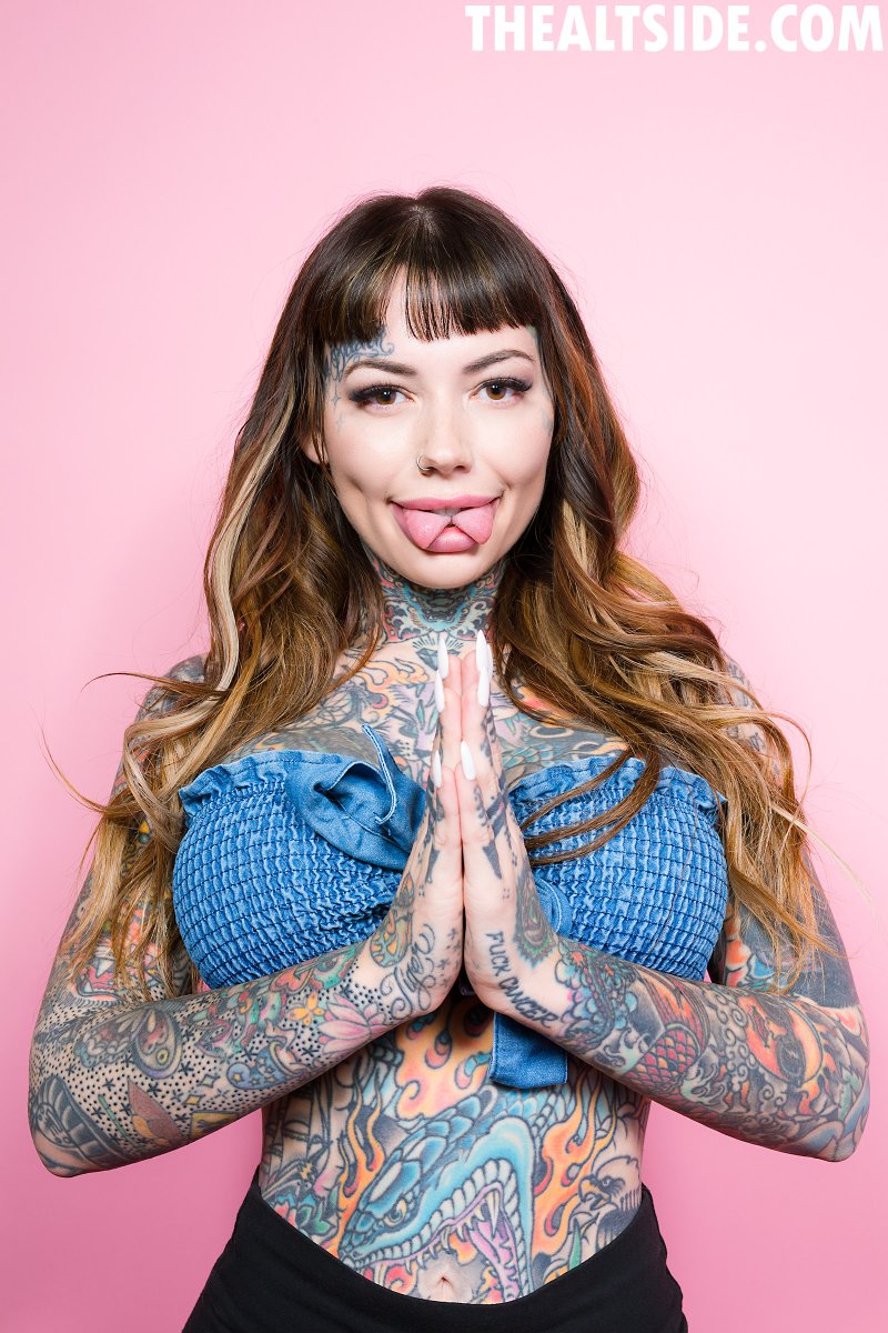 BlueBlood's tweet photo. So Amelia G @AmeliaG &amp; Forrest Black @ForrestBlack have an art book Kickstarter of portraits they shot at industry conventions &amp; it only has one day left, so thought you all might want to know https://t.co/RPLoOYhbSe 

#sabiendemonia #tigerlilly @TigerlillyX #magnumb #maricahase https://t.co/biqqpFFhxo