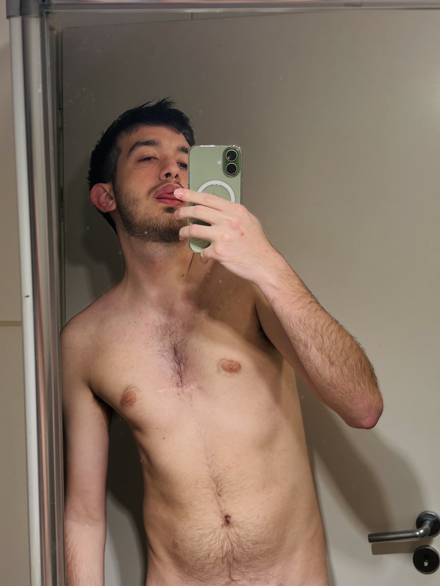 aleksyy_'s tweet photo. I wanna eat chocolates and watch porn https://t.co/kG0chCUpkH