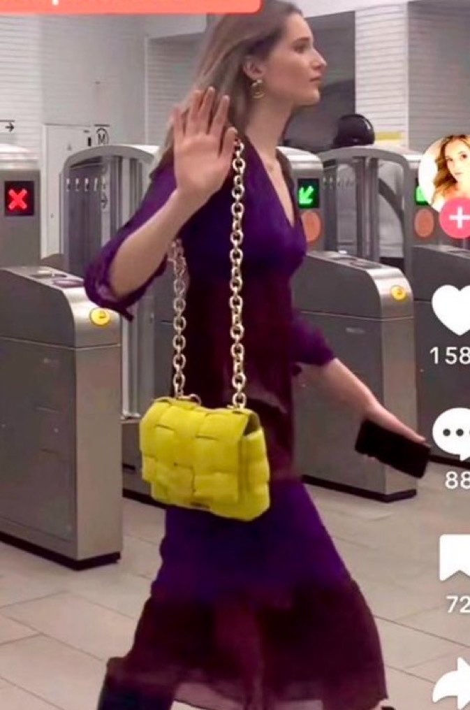 DrewPavlou's tweet photo. “We’re starving”

> 2000 euro Bottega bag https://t.co/Ruh6jFsOo2