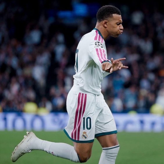 FabrizioRomano's tweet photo. 😁🎶 Thibaut Courtois tells DAZN: “Kylian Mbappé a dictator? We laugh about it in the dressing room all the time!”.

“We even sing the song… I think he finds it funny too”. https://t.co/amCAmKNfK5