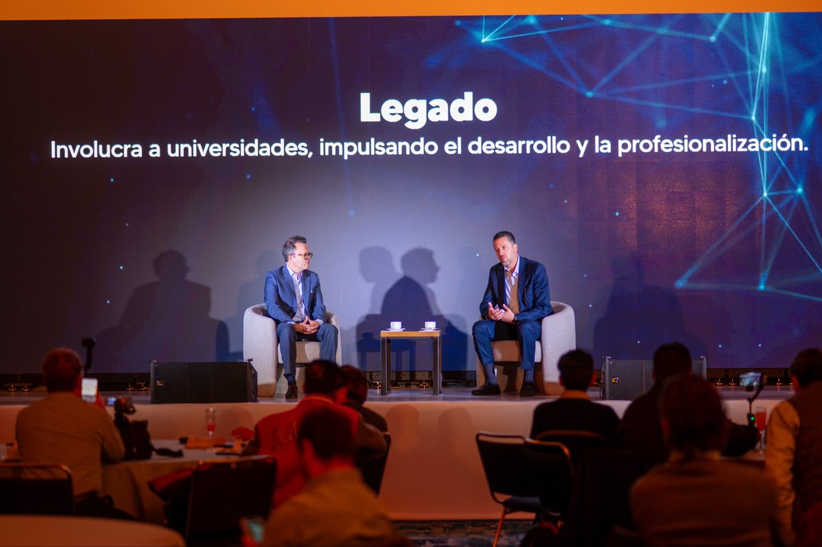 COMIR_'s tweet photo. Cumplimos 10 años conectando: Hoy inicia una nueva era para la industria de reuniones y eventos en México.

En el marco de nuestro décimo aniversario, presentamos la nueva identidad visual de COMIR, encabezada por nuestro presidente, Luis Díaz, y Fernando Famanía, presidente de PCMA Capítulo México.