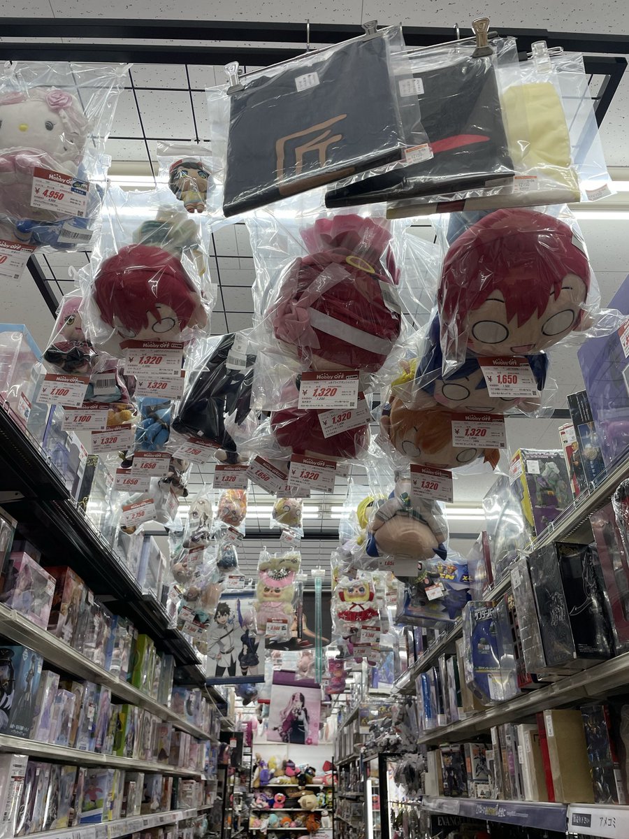 hb_koza's tweet photo. おはようございます☀#ホビーオフ高座渋谷店 まもなく開店です🥳
当店 #フィギュア コーナーの上を見上げたことはありますか？#タペストリー や #ぬいぐるみ 、こちらでもたくさんご用意しています✨

#高座渋谷
#ホビーオフ https://t.co/jo1oNe0Da3