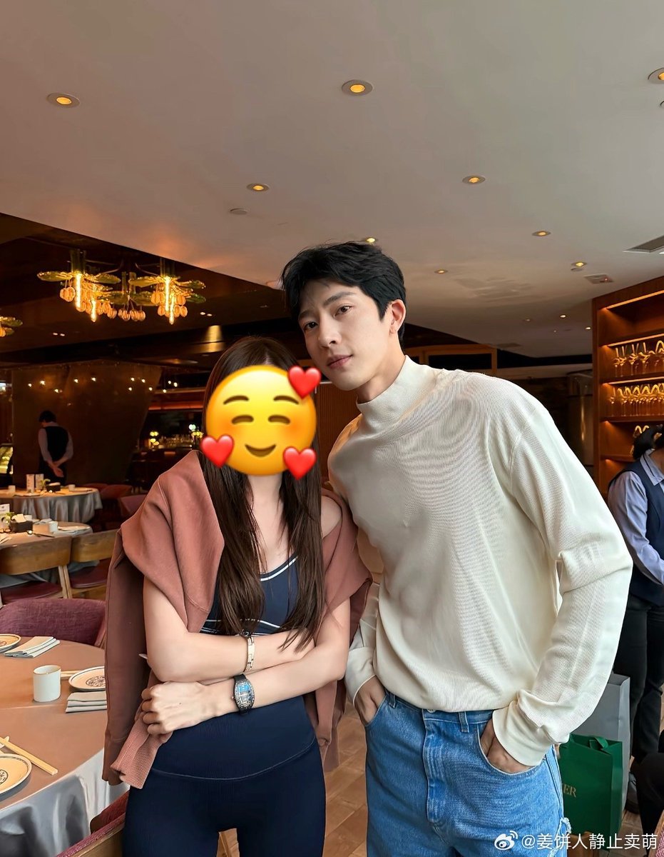 narakku_pooh's tweet photo. บอสจิ่งเป่า ณ ฮ่องกง หัวเป็นเป็ดเยย คาดว่าลุกจากที่นอนมาทั้งอย่างนี้ แต่ก็หล่อแหละ 555555
#จิ่งป๋อหรัน #JingBoran #井柏然 https://t.co/iTJnI9Sv52