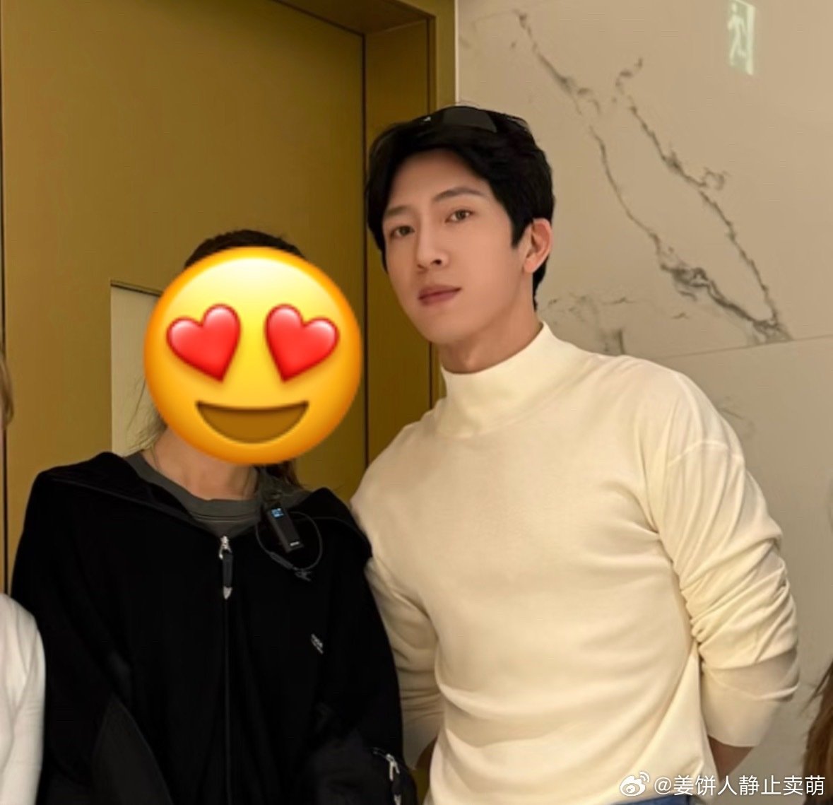 narakku_pooh's tweet photo. บอสจิ่งเป่า ณ ฮ่องกง หัวเป็นเป็ดเยย คาดว่าลุกจากที่นอนมาทั้งอย่างนี้ แต่ก็หล่อแหละ 555555
#จิ่งป๋อหรัน #JingBoran #井柏然 https://t.co/iTJnI9Sv52