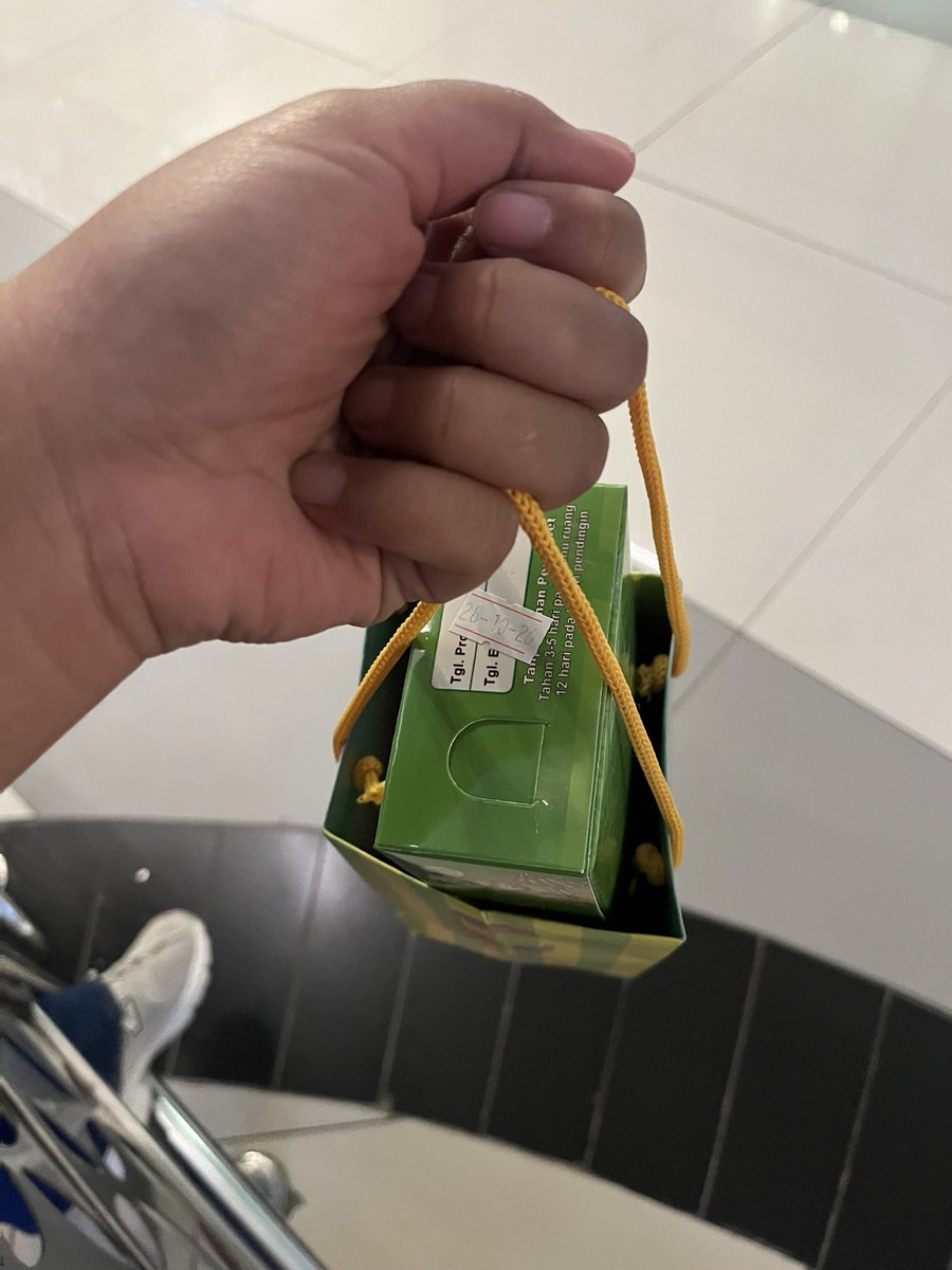 slviaar's tweet photo. Gak nangka beneran bakal ketemu The Rose di airport, ga nyiapin apa2 selain oleh2 yg mau ku bawa plg+paperbag puyo
Maaci mas Jeff udh diangkut, dan semua member yang ramah bangetπ₯Ή
SEE YOU TODAY
#RosetopiaJakarta https://t.co/FUacjPHFxA
