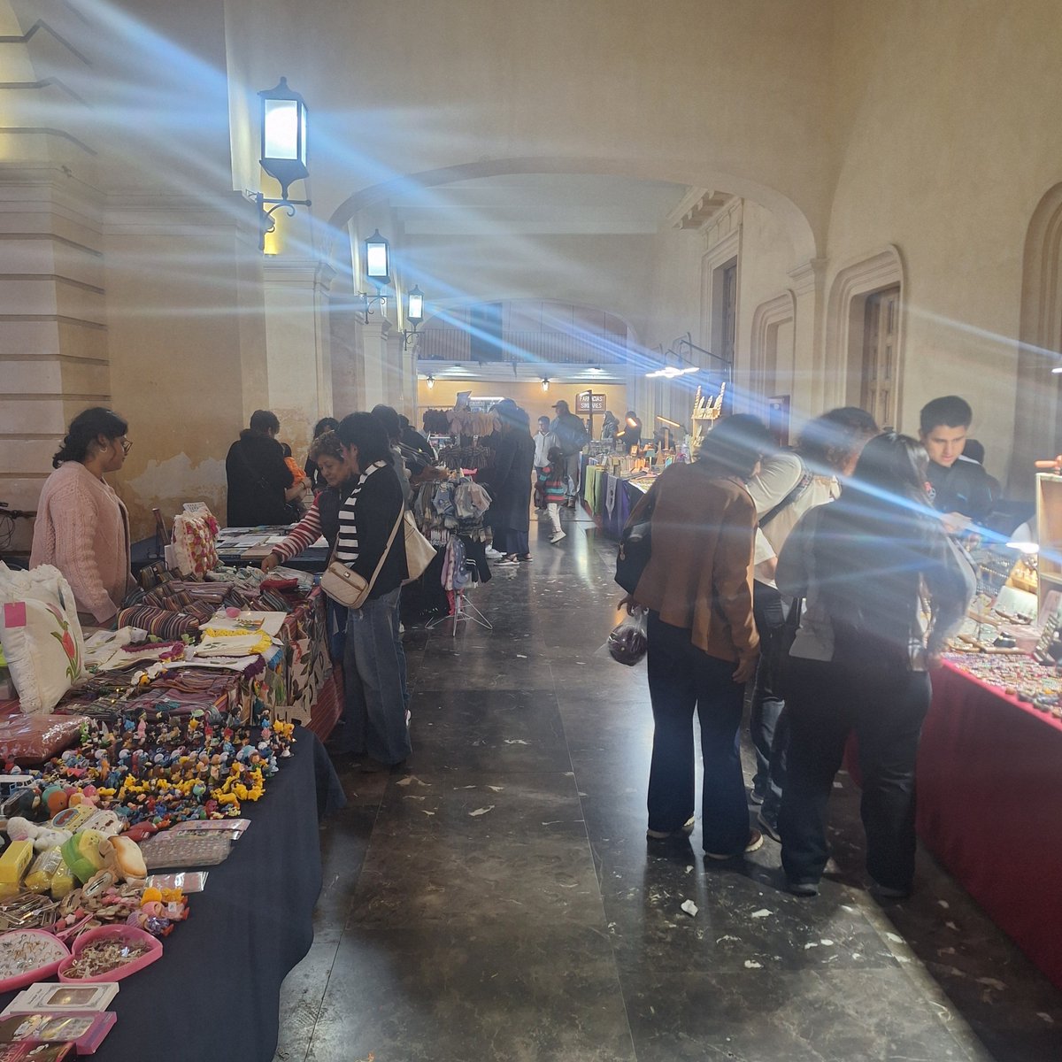 DDHH_Chiapas's tweet photo. Participantes de #FeriadelLibro de la #UNACH en San Cristóbal de Las Casas denuncian que no se les quiere pagar por su participación y colaboración, por lo que se han retirado.
Se cuestiona como la feria del libro terminó en tianguis en el MUSAC con venta de fayuca y piratería https://t.co/Gqx6Y2SbmI