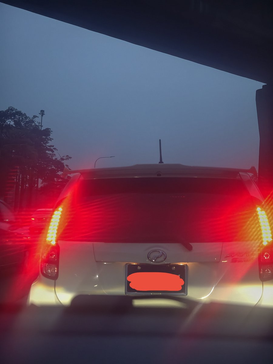 nurtizenjatey's tweet photo. Tak suka nya kereta takde 3rd brake light ni. https://t.co/JkyKPp22MA