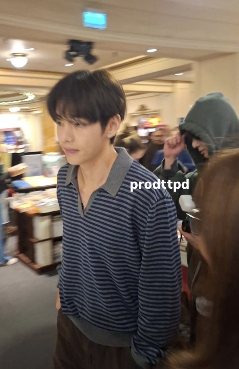 xjchen517's tweet photo. Wow, this photo from El Ateneo Grand Splendid Bookstore in Argentina, really reminds me of that Premier day, with shy Jungkook following behind his cool Taehyung.

#Taekook https://t.co/vGEXC971kC