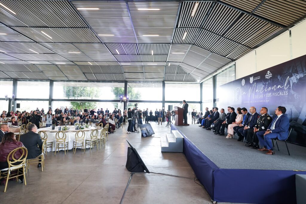 StatusQro's tweet photo. Fiscalía de Querétaro reporta un aumento de 55% en audiencias entre 2024 y 2026 https://t.co/HtdBziaKht https://t.co/h1Uh0651u0 https://t.co/JvaLgPt8Lg