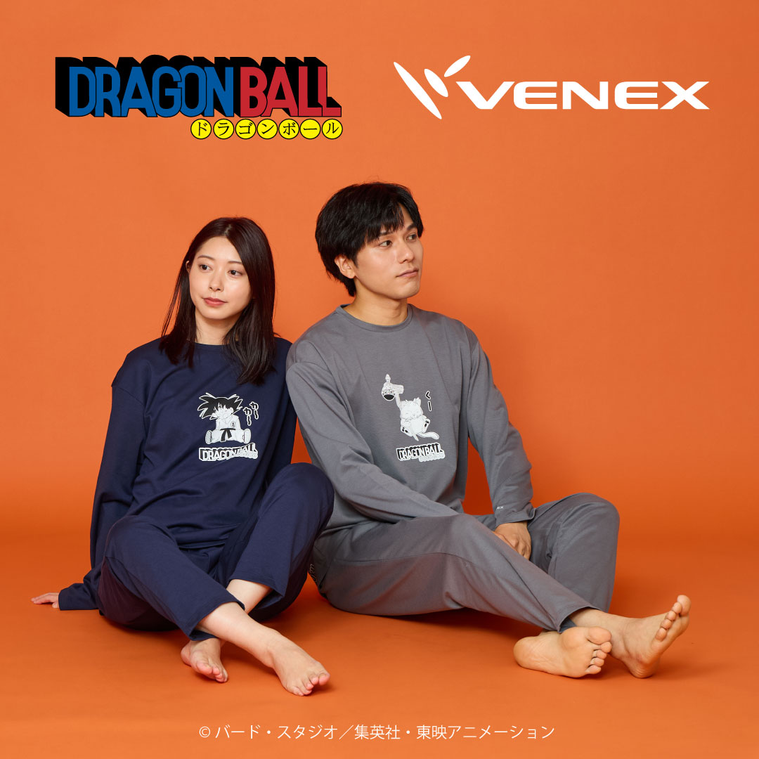 venex_jp's tweet photo. カリン様や悟空の特別描き下ろしイラストをあしらった長袖セットアップが登場。

-よく動き よく学び よく遊び よく食べて よく休む

亀仙流の教えにならい、独自開発「プラチナ繊維（PHT）」が叶える最高の着心地で、毎日の休養時間を心地よく整えます。

──────
 『ドラゴンボール』 VENEX COMFORT PUNCH SETUP
（悟空/カリン・悟空）
■カラー：Navy・Charcoal
■サイズ：UNISEX/S・M・L・XL

▼特設ページ
https://t.co/kiarhhuPrs

#VENEX #ドラゴンボール  #リカバリーウェア 
#Myベネクス