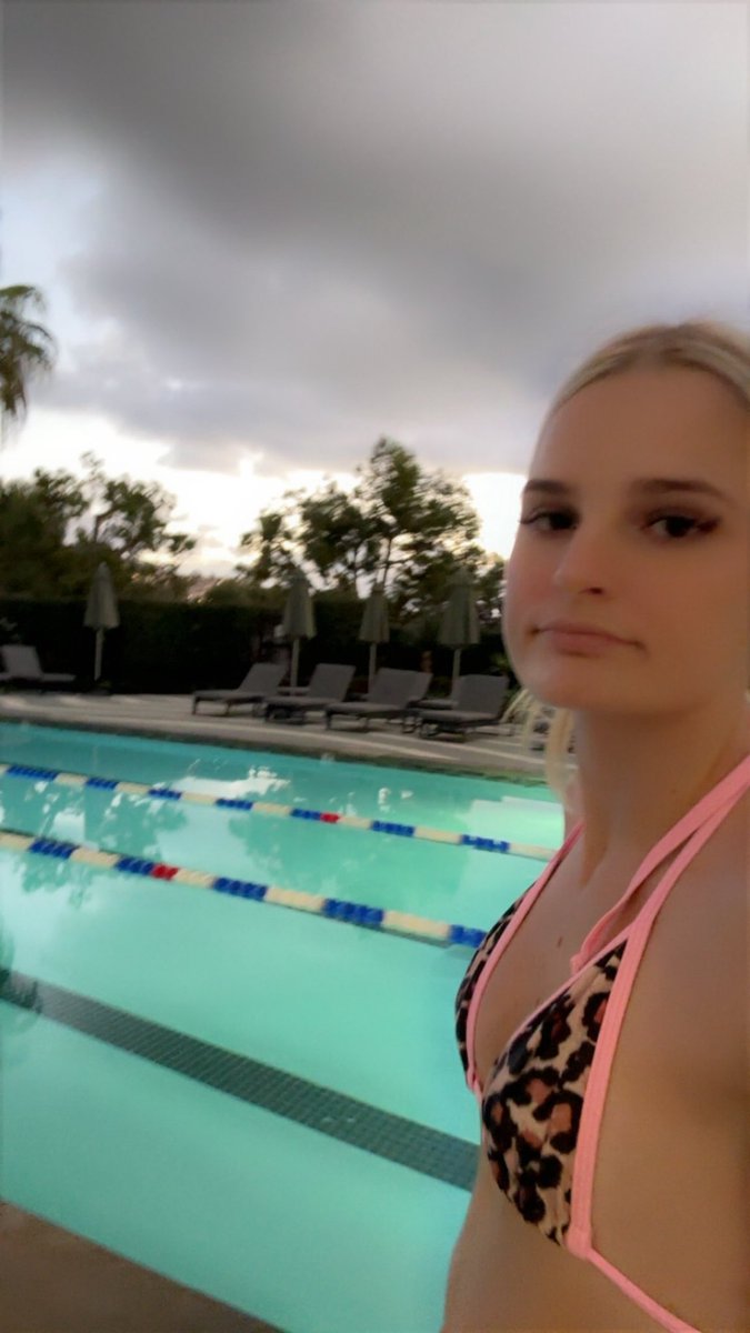 savisecrets's tweet photo. who can doordash me and 2 friends rn?? at the pool and want it to be here when i get home xx https://t.co/rdgRgdTGJM