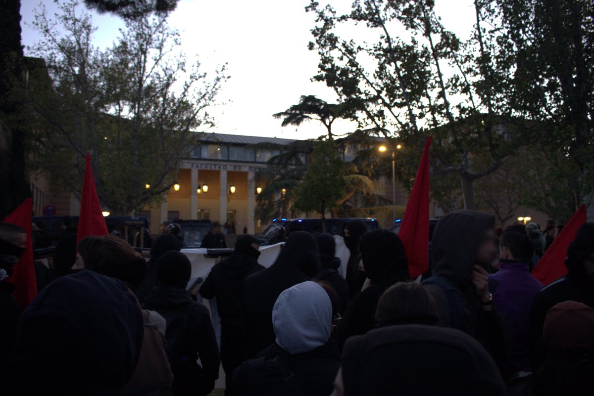 OES_Zaragoza's tweet photo. Hoy hemos llenado el campus San Francisco para no dejar que el agitador fascista Vito Quiles acudiese. La policía ha respondido golpeando y rociando gas a las manifestantes. Pese a ello, se ha conseguido que no pudiese llevar a cabo su acto en la universidad.

Ni un paso atrás 🚩 https://t.co/tEoIk7gNMD